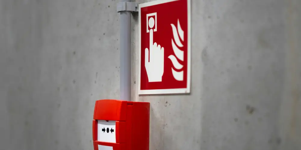 When You Should Remove a Fire Alarm Cover (Batteries, Cleaning, Repairs) / How to Remove a Fire Alarm Cover Safely